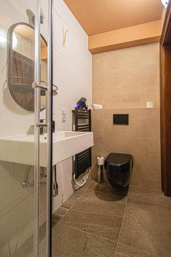 Modern And Spacious Apartments In City Center Prague Exterior photo