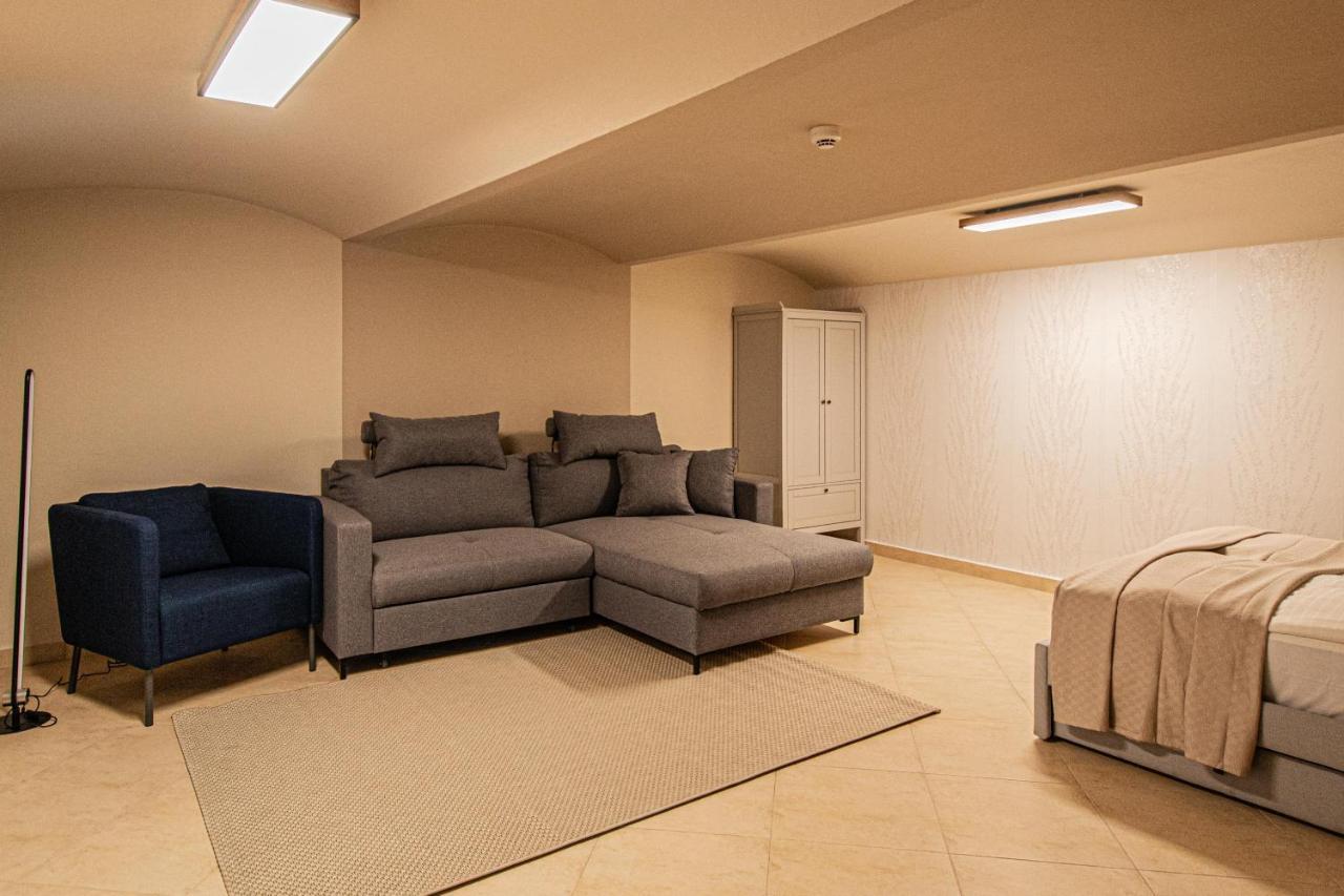 Modern And Spacious Apartments In City Center Prague Exterior photo